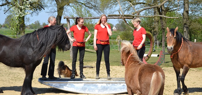 Nina, Christine, Linda und Corinna auf einer Wippe
