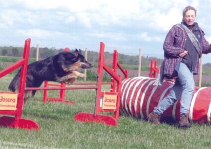 Nina Steigerwald mit Hund beim Agility