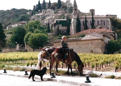 Ninas bei ihrem Wanderritt entlang einer Burg