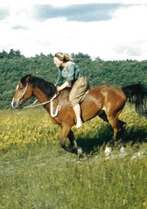 Nina Steigerwald ohne Sattel im Galopp über die Wiese